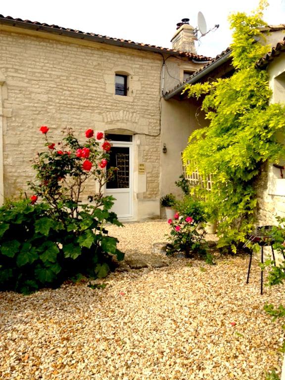 The Courtyard Gites en Charente Charmant Avec Piscine et WIFI Parfait en Famille ou En Couple Rouillac  Extérieur photo